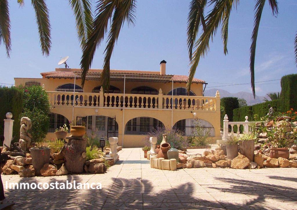 Вилла в Ла-Нусии, 690 000 €, фото 1, объявление 13375456