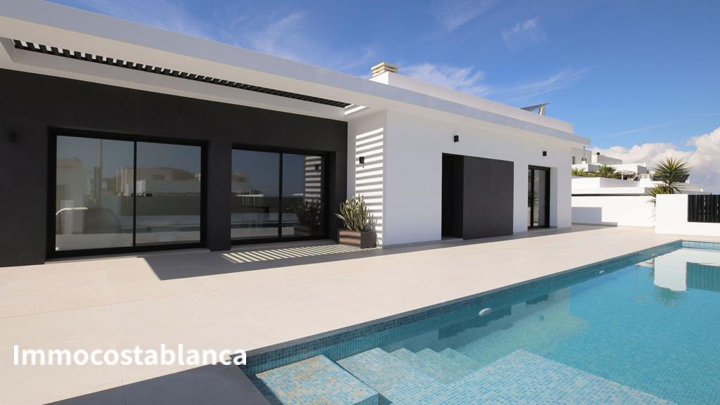 Вилла в Рохалесе, 300 м², 799 000 €, фото 1, объявление 78346816
