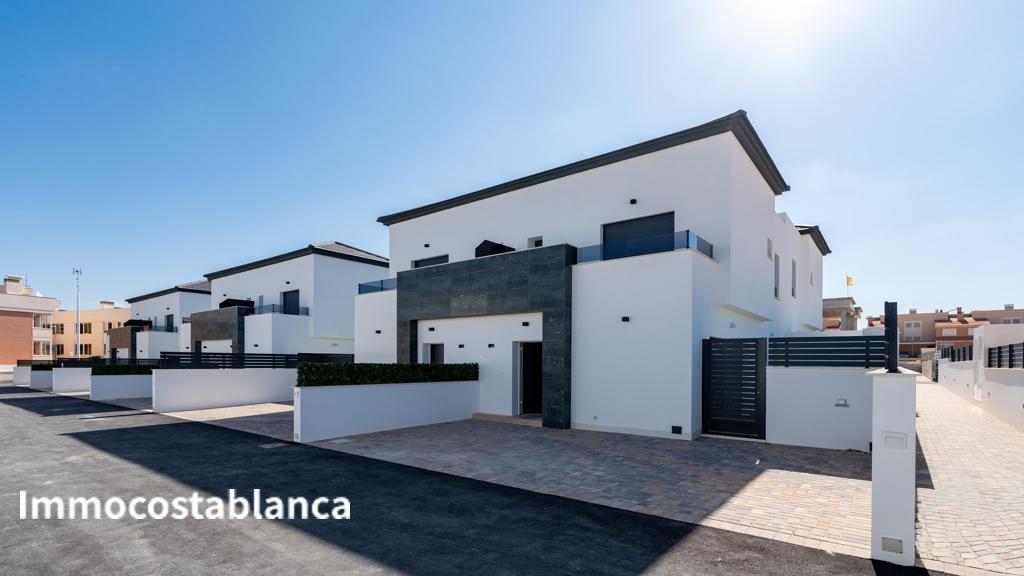 Вилла в Гран Алаканте, 122 м², 350 000 €, фото 1, объявление 71747616