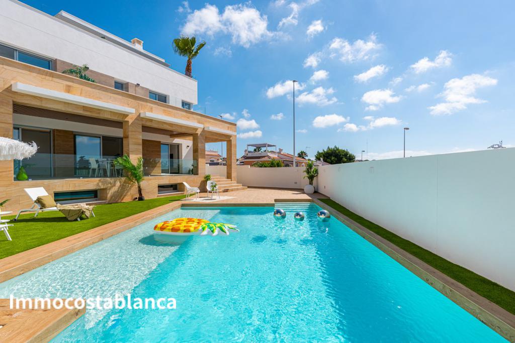 Вилла в Сьюдад-Кесада, 244 м², 822 000 €, фото 1, объявление 77039536